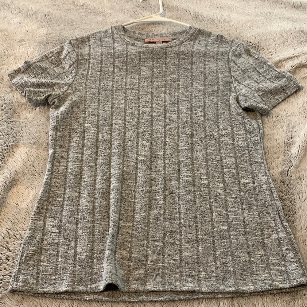 Women’s S gray lightweight knit sweater top, short sleeved